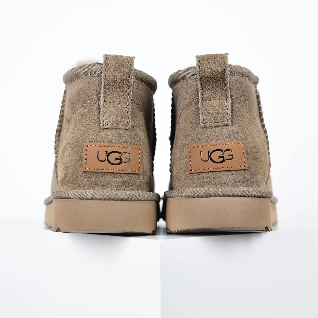 Pick up locally 💰480, core recommendation, good price UGG Classic MiNi basic low-top series, Xiaohongshu hot model, Henan Longfeng leather production, sheepskin integrated, top quality in the market, 2-3 cm cashmere insole, keeping warm in winter, suitable for home use. In the new year, uug launched a style series, which is partially biased towards the preferences of young consumers, and has also moved to the forefront of fashion trends. Shoe body material, water-repellent coated suede upper 17mm UGGPURE™ implanted wool insole Lightweight non-slip comfortable rubber outsole With brand LOGO Trademark Comes with full packaging Size: 35 36 37 38 39 40